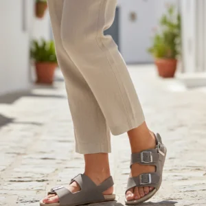 Sandalia doble hebilla Coqueflex mod. 1560 de Serraje en taupe