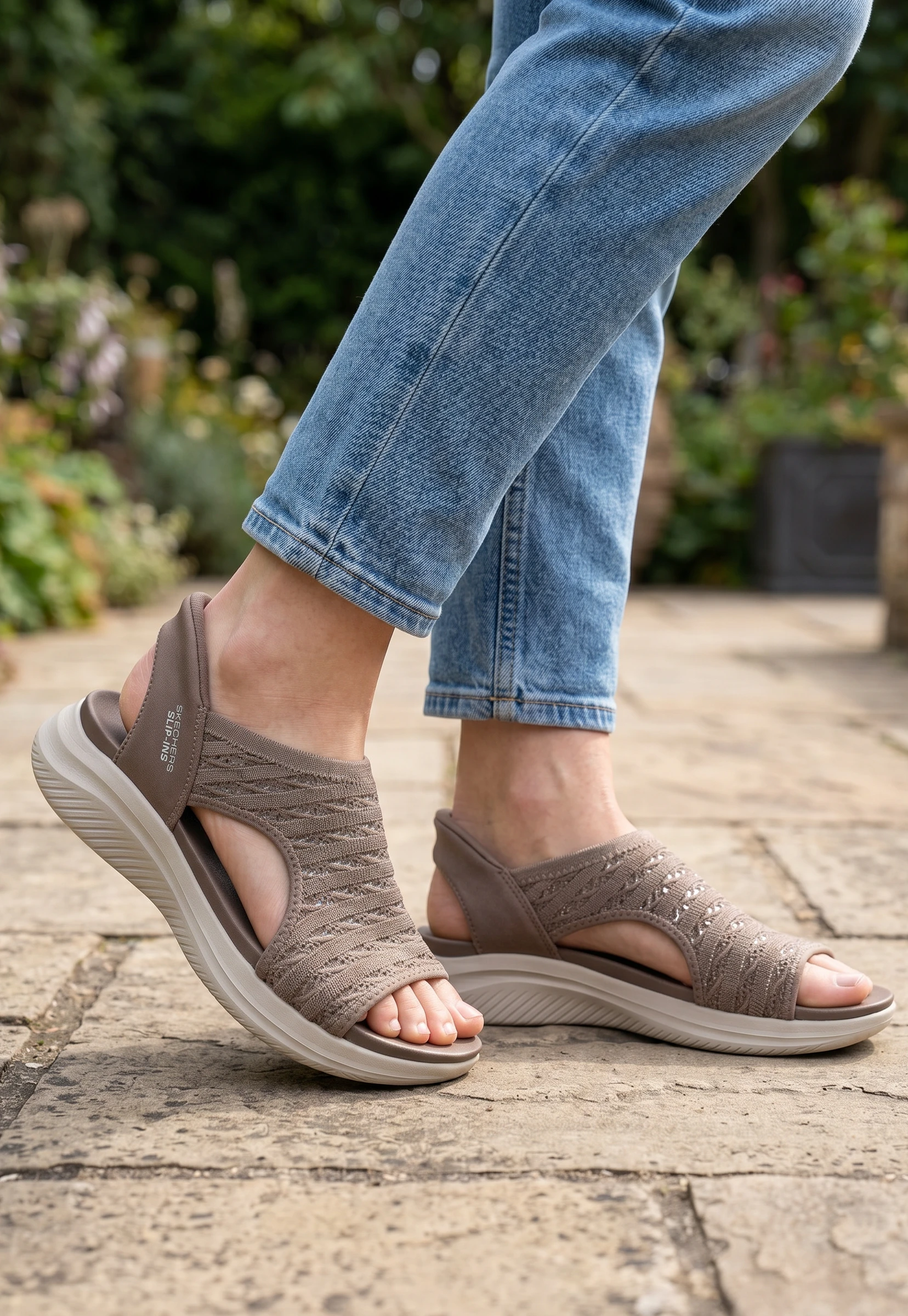 Sandalia slip inn Skechers mod. 119805 de Microfibra en taupe