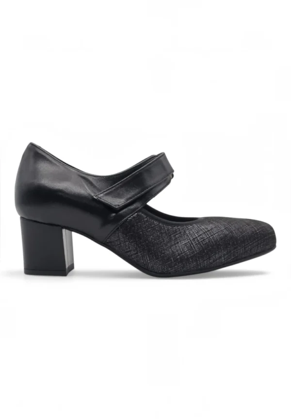 Zapato de Calzados Reno con cierre de velcro y tacón ancho, visto de perfil.