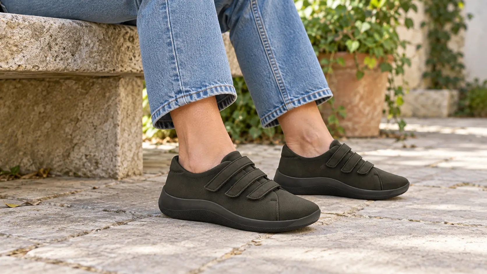 Mujer sentada con zapatos caqui de velcro Calzados Reno modelo 4676