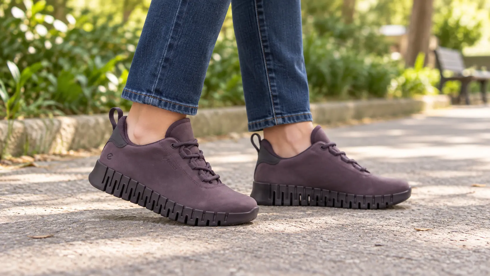 Mujer con deportivos burdeos Ecco modelo 218233 en un paseo al aire libre
