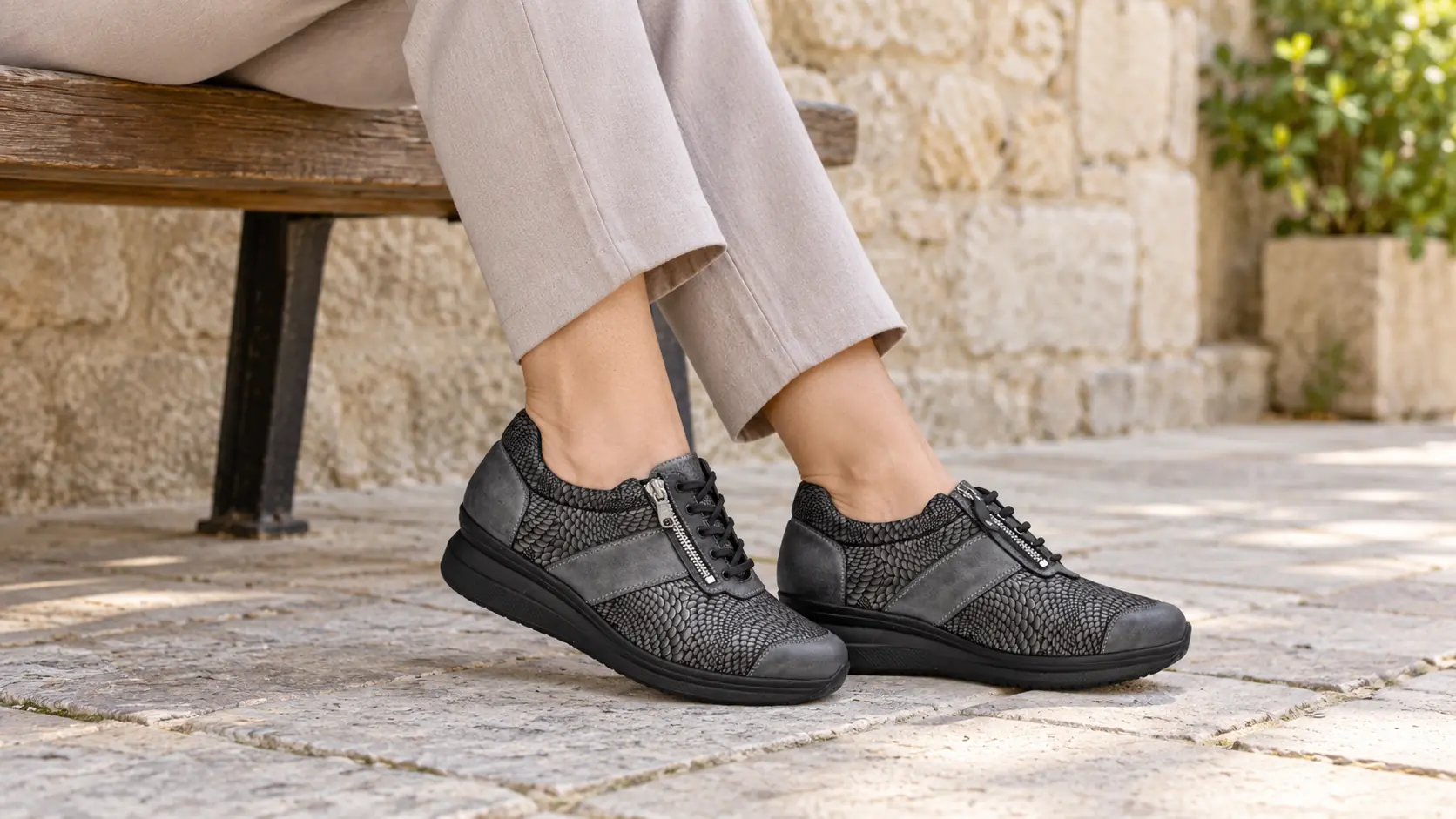Mujer sentada con zapatos negros Podiabet modelo 82165