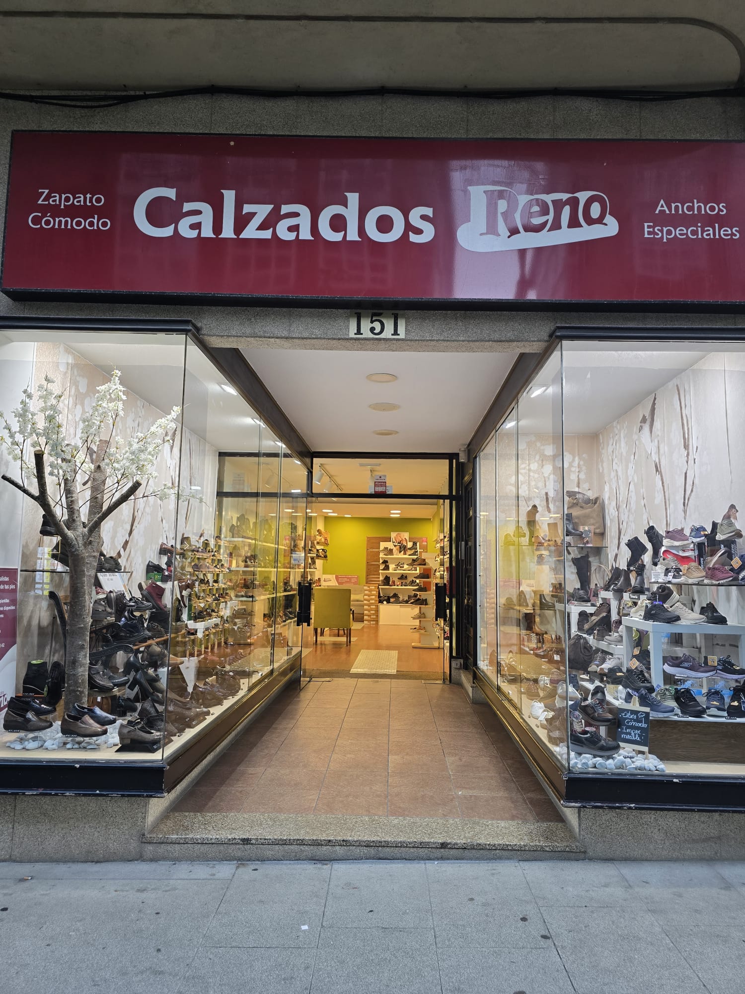 Fachada y escaparates de Calzados Reno en A Coruña, con el rótulo y la entrada de la tienda.